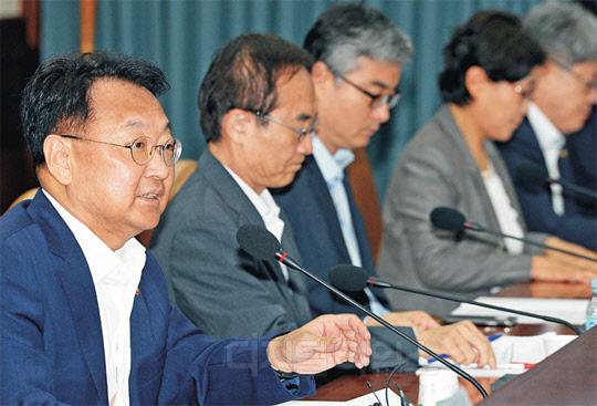 유일호 경제부총리 겸 기획재정부 장관(왼쪽 첫번째)이 6일 서울 세종로 정부서울청사에서 열린 제19차 재정전략협의회를 주재하고 있다. 이날 유 부총리는 모두발언을 통해 &quot;대외 위험요인이 현실화될 경우 재정은 과거와 같이 위기 극복에 적극 나설 것&quot;이라고 말했다.    김민수기자 ultrartist@